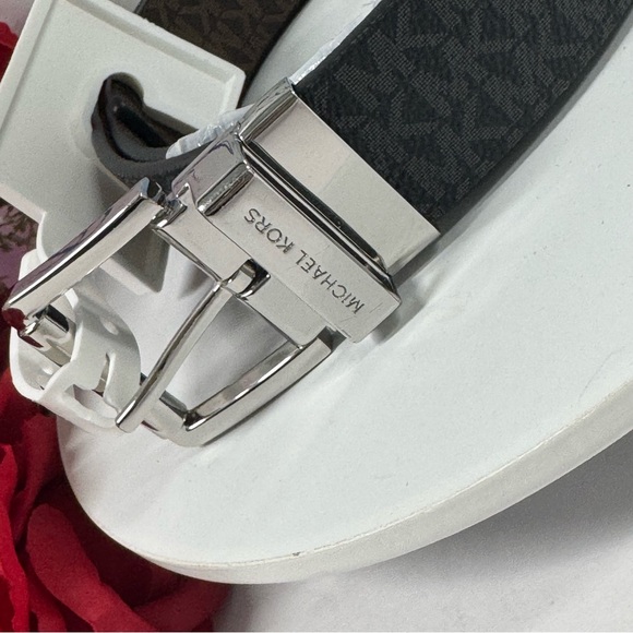 SALE MICHAEL KORS REVERSIBLE LOGO BELT - Picture 3 of 10